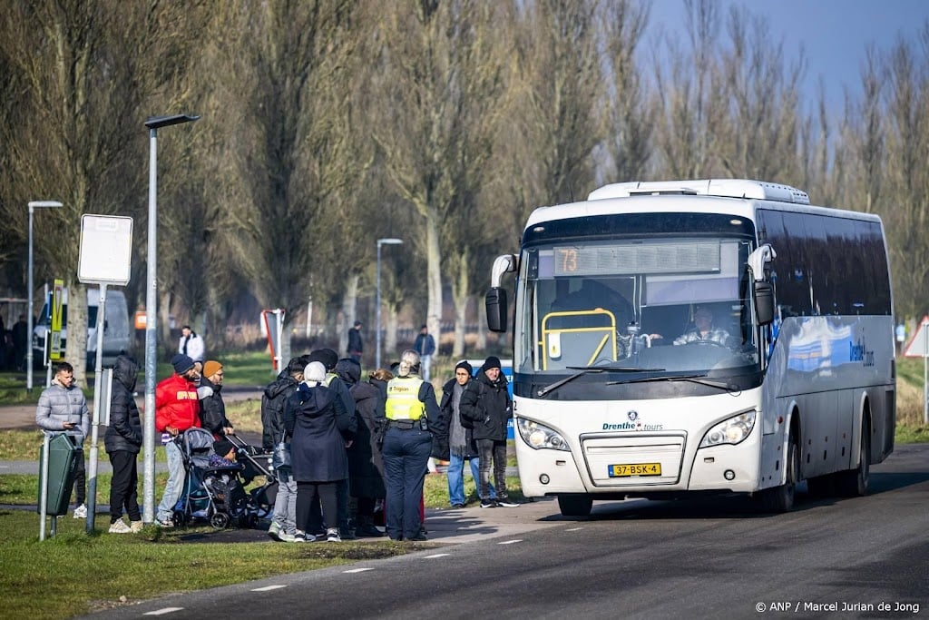Tientallen asielzoekers per direct van Ter Apel naar kerk Leiden