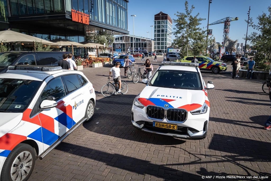 Neergeschoten persoon op terras Amsterdam-Noord overleden