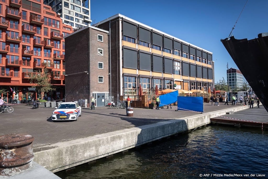Duikers vinden vuurwapen na dodelijke schietpartij Amsterdam