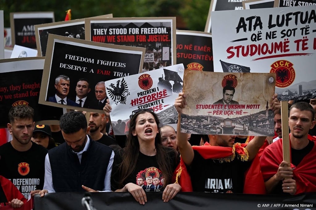 Duizenden Kosovaren demonstreren na vonnis Kosovotribunaal 