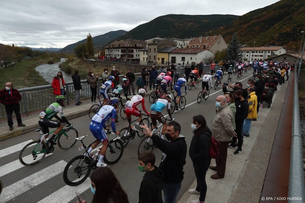 Ion Izagirre wint zesde etappe, Roglic verliest leiderstrui