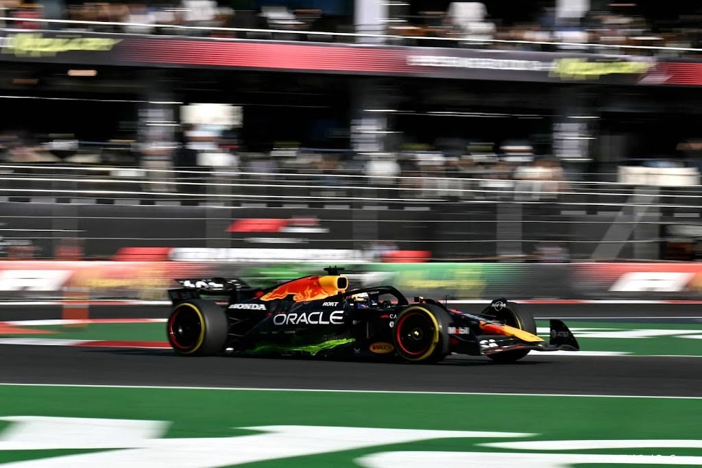 Verstappen klaagt over grip na beste tijd in training Mexico