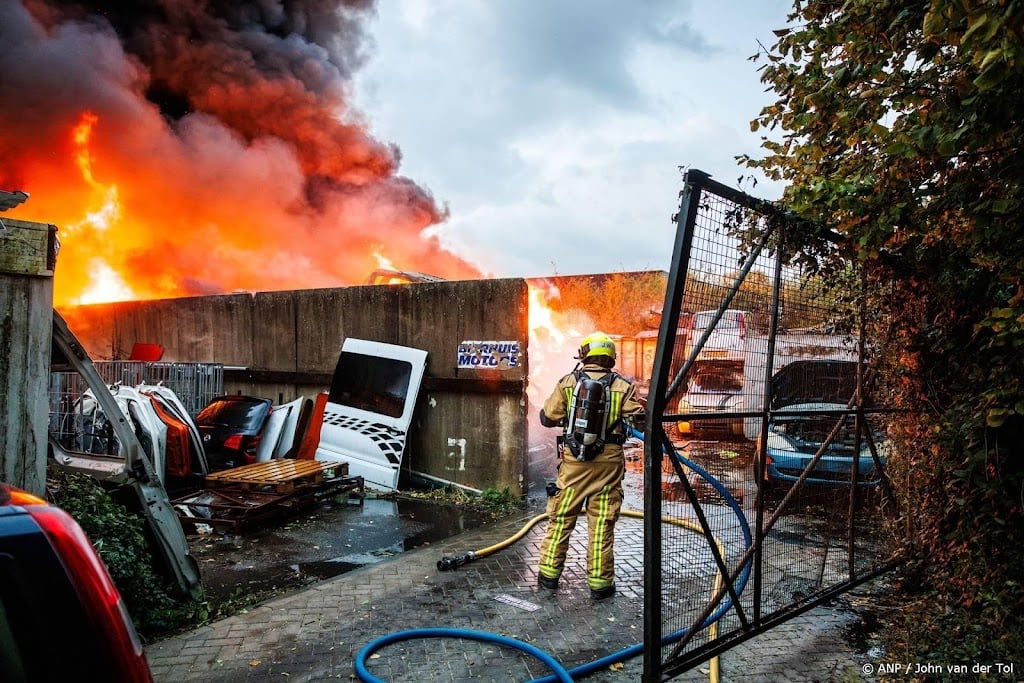 Vuur autosloperij Zoetermeer onder controle