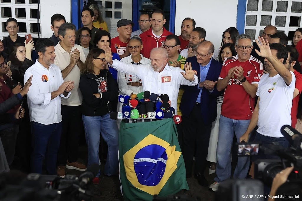 Lula en Bolsonaro doen bij stemlokalen laatste oproep aan kiezers