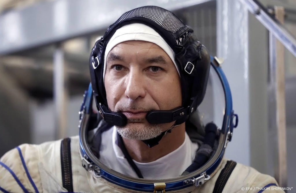 Astronaut stuurt robot vanuit ISS door hangar