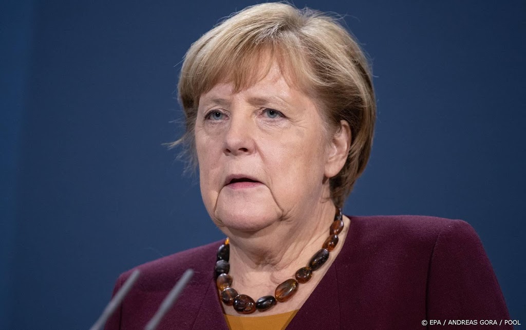 Auto rijdt tegen hek kantoor Duitse bondskanselier Merkel