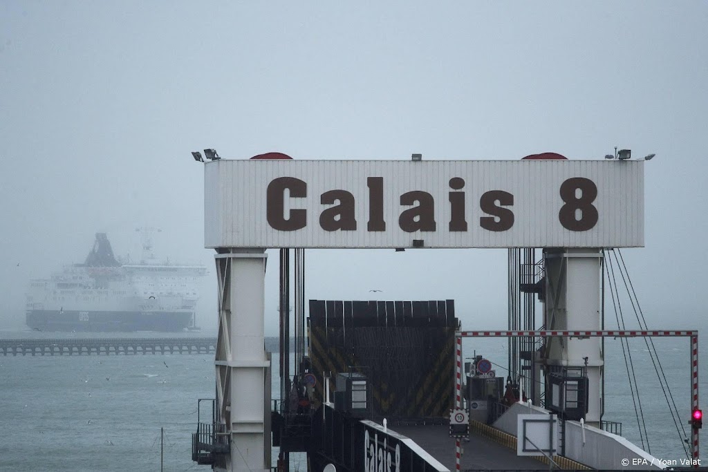 Boot met migranten mogelijk aangevaren door containerschip