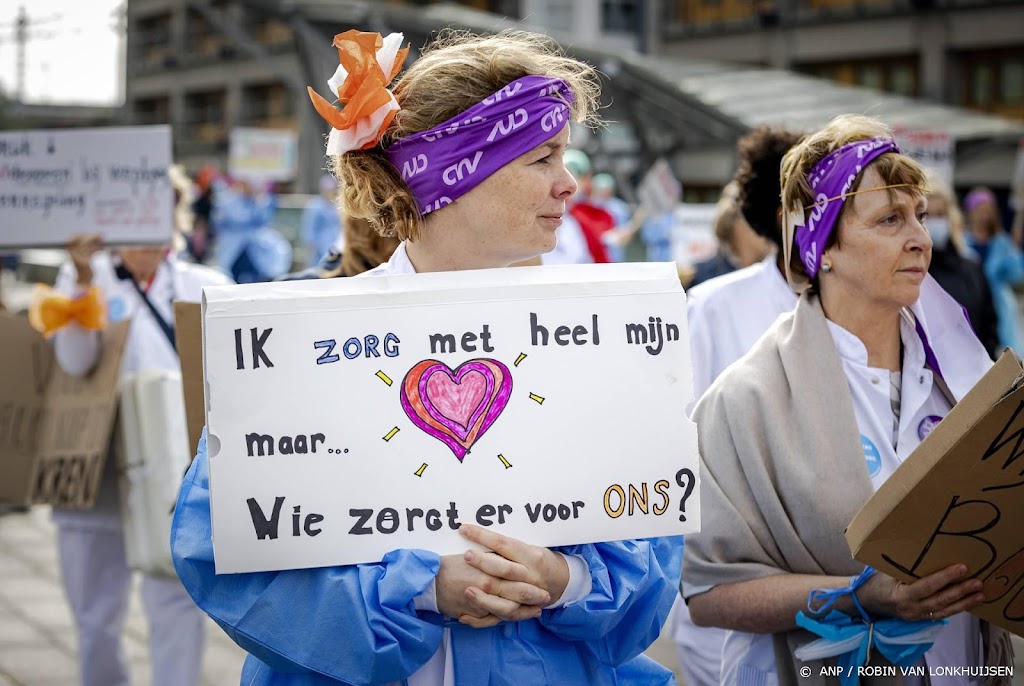 Utrechts zorgpersoneel roept in video op coronaregels na te leven