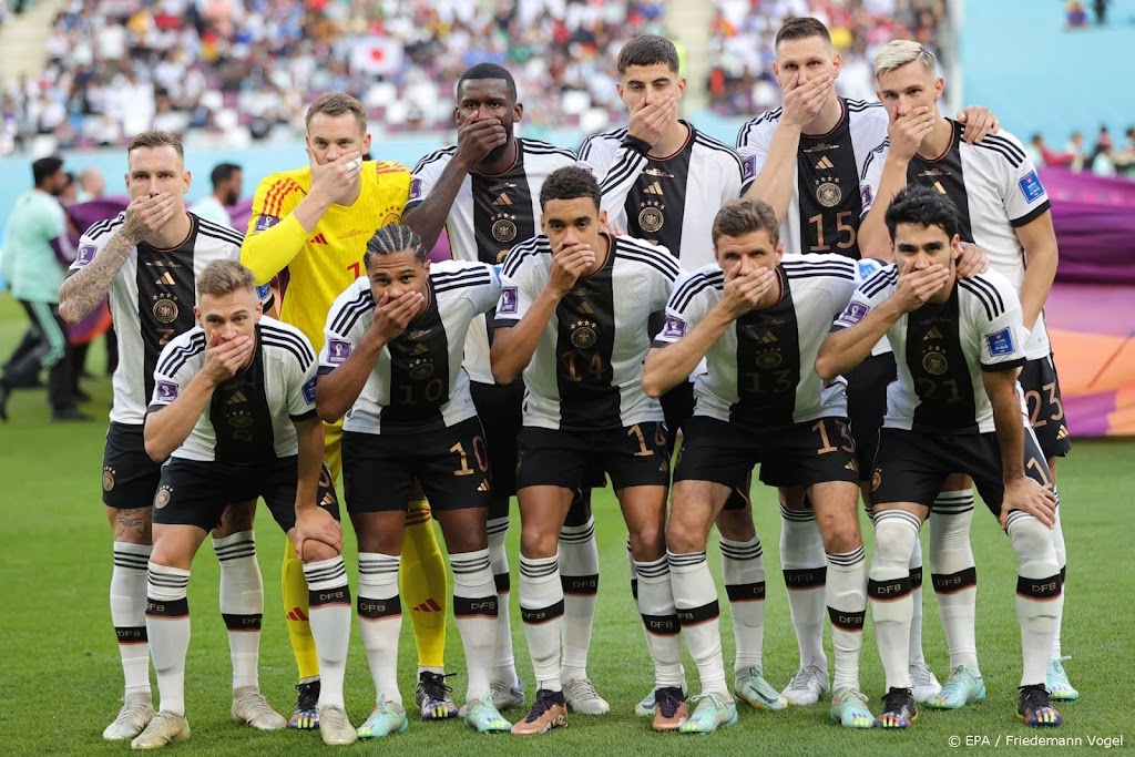 Duitse voetbalbond etaleert OneLove-symbool in mediacentrum op WK