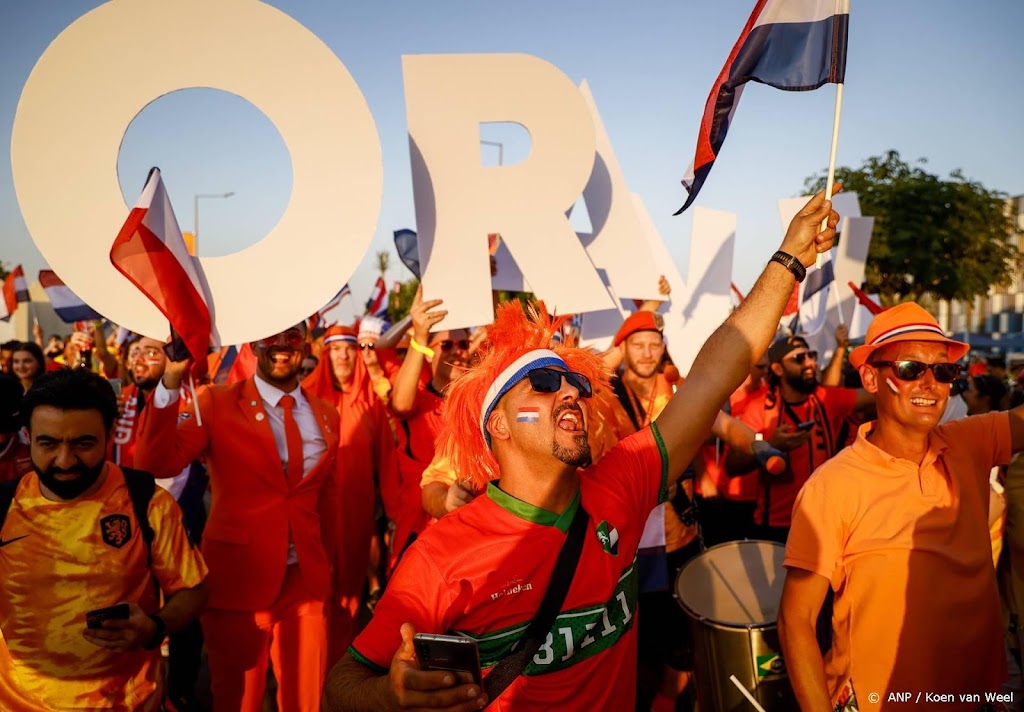 Honderden Oranjefans vieren feest in park naast Khalifa-stadion