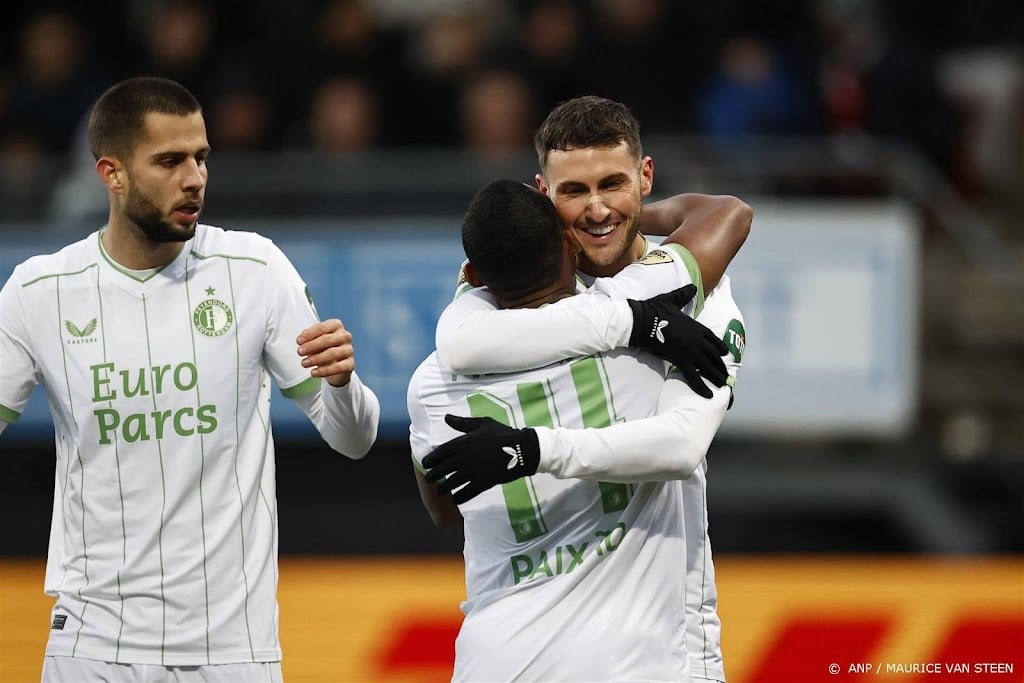 Giménez met de bal naar huis na drie treffers voor Feyenoord