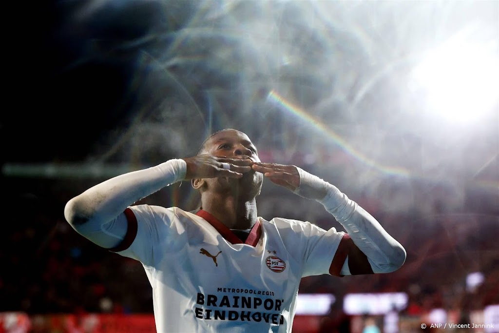 PSV wint bij FC Twente (0-3) ook dertiende competitiewedstrijd