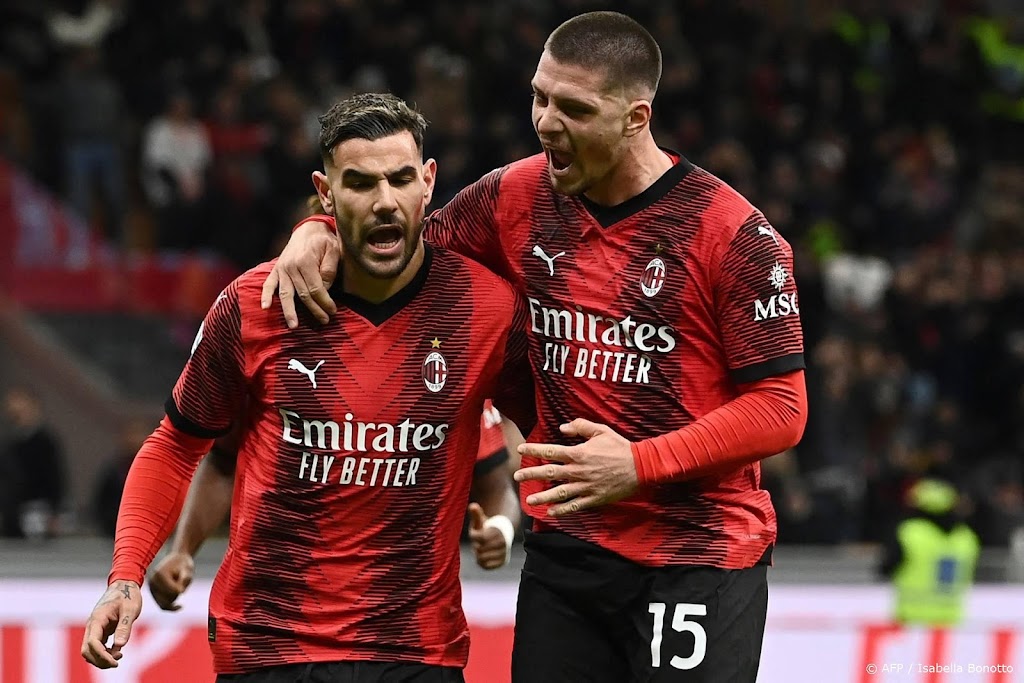 Hernández schiet Milan vanaf strafschopstip langs Fiorentina