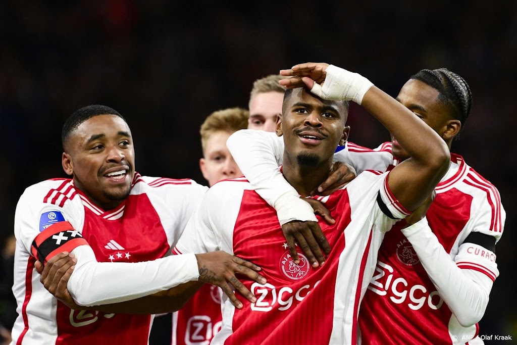 Ajax laat Vitesse kansloos (5-0) en stijgt naar achtste plaats
