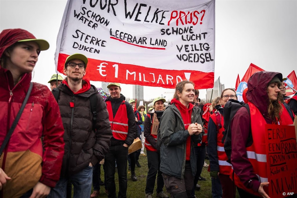 Demonstrerende studenten naar ministerie van Onderwijs
