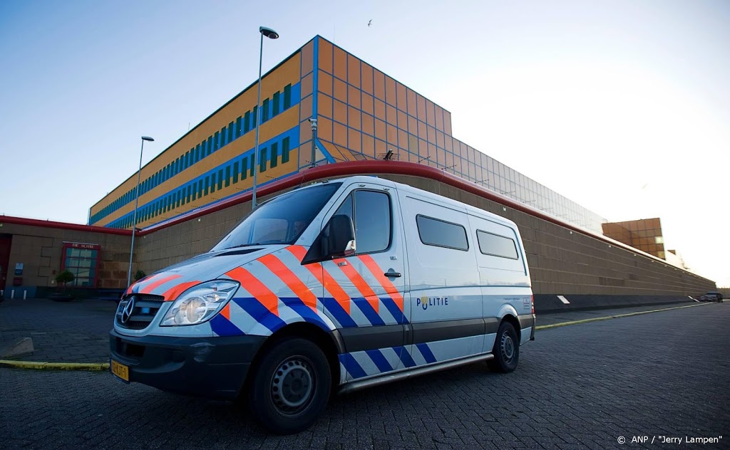 'Ruziezoeker' strooit met geld in politiebusje