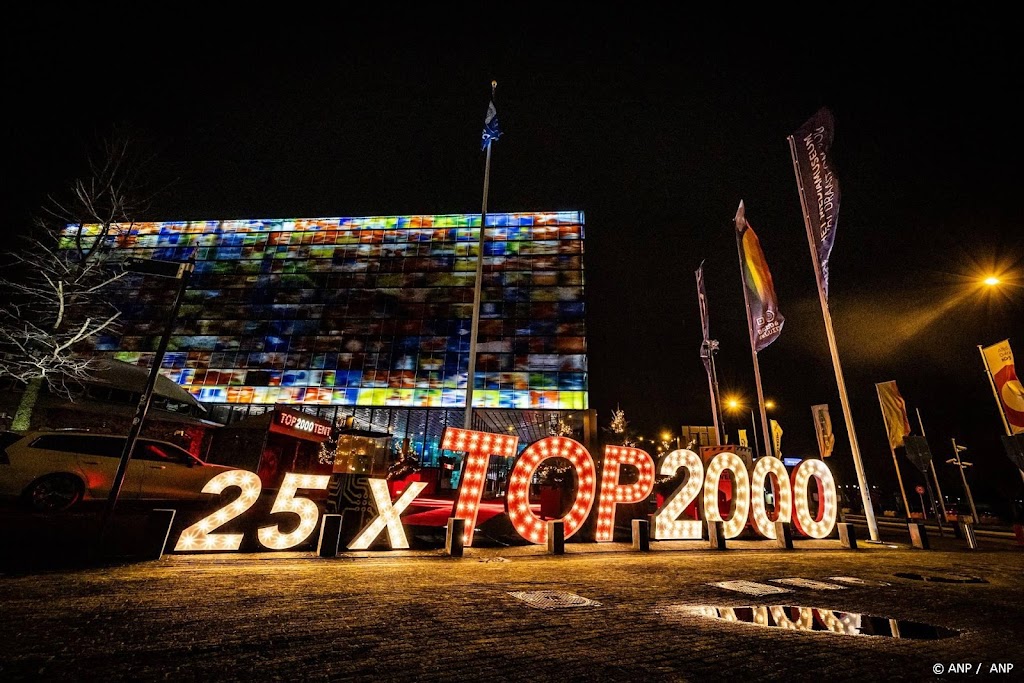 Top 2000 traditiegetrouw geopend met mash-up van Bart Arens