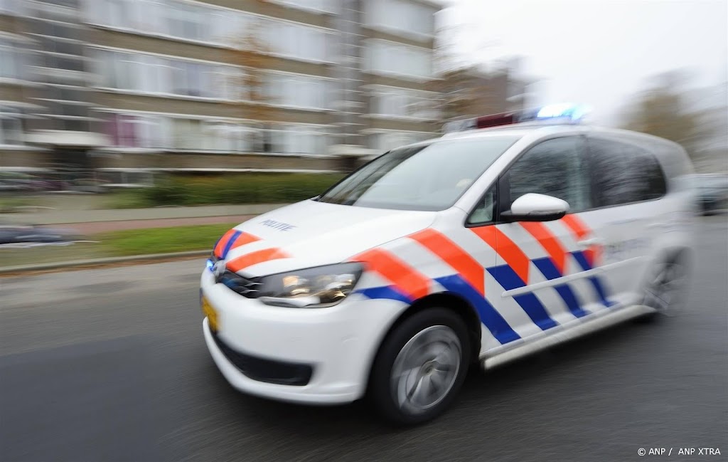 Spookrijder op vlucht voor politie springt water in en verdwijnt