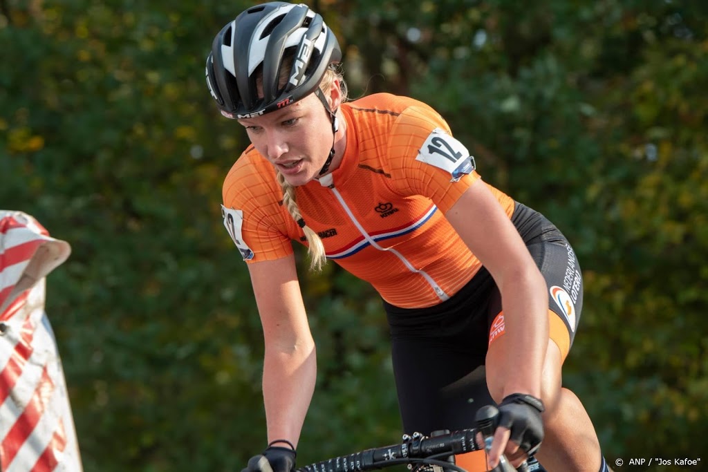 Veldrijdster Worst wint wereldbeker na val Alvarado