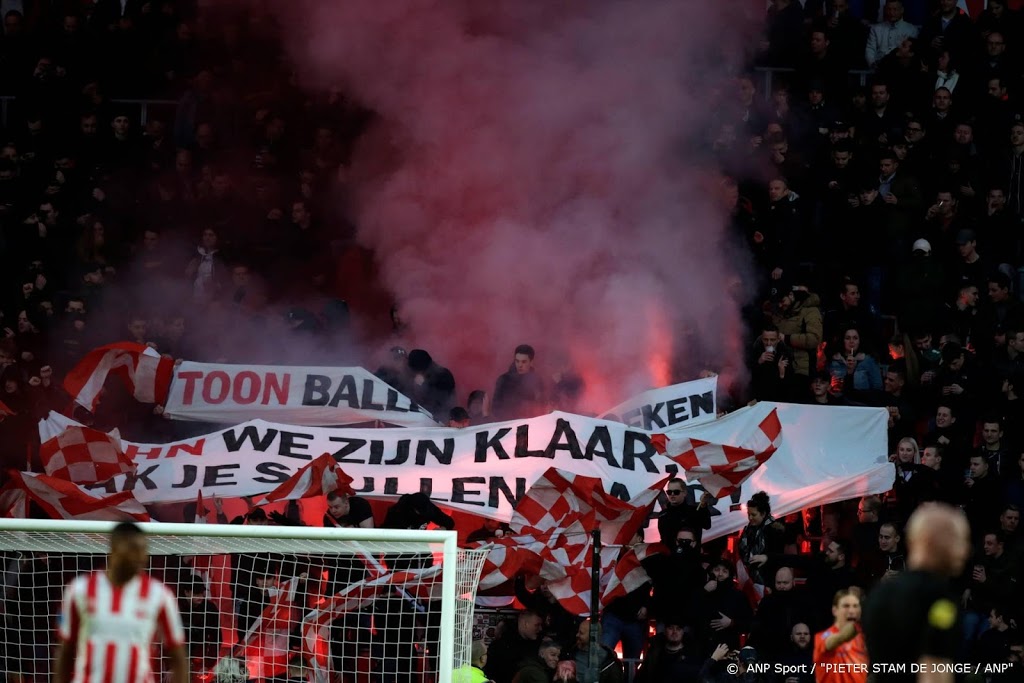 Supporters PSV zingen om vertrek technisch manager De Jong