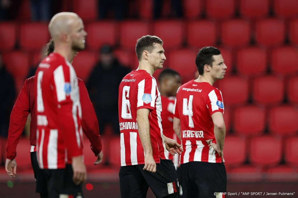 Boze supporters bestormen hoofdingang stadion PSV in Eindhoven