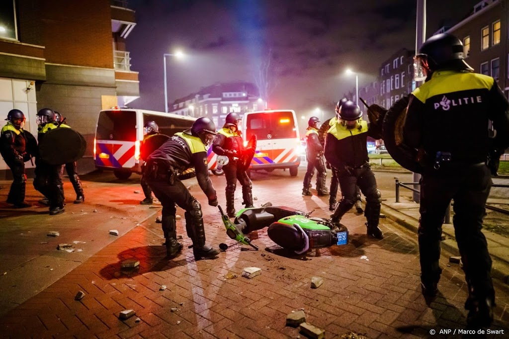 60 mensen opgepakt om rellen in Rotterdam, 10 agenten gewond 
