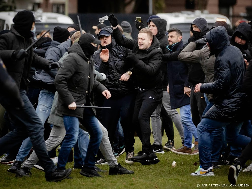 Nog zes mensen vast na rellen in Amsterdam