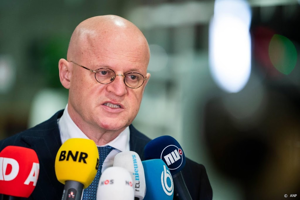 Grapperhaus: avondklok wordt niet heroverwogen