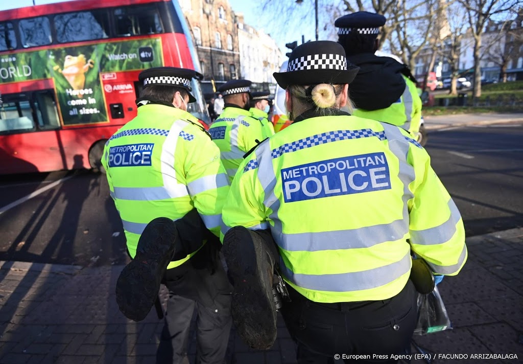 Boete dreigt voor agenten Londen die haren lieten knippen