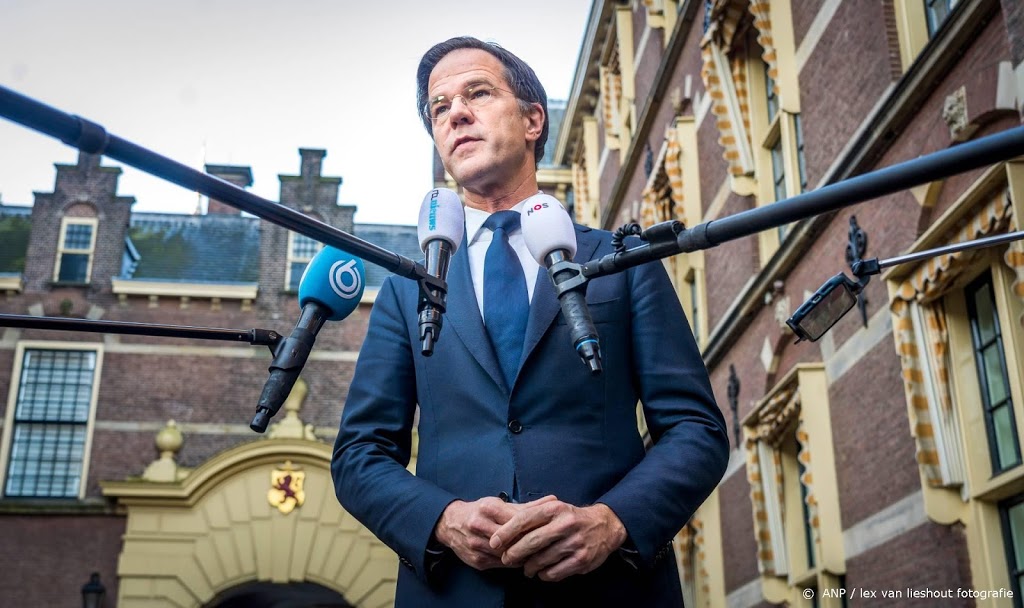 Rutte bezoekt door rellen getroffen Schilderswijk in Den Haag