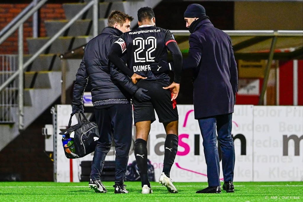 Knieletsel bij PSV-aanvoerder Dumfries valt mee in Emmen