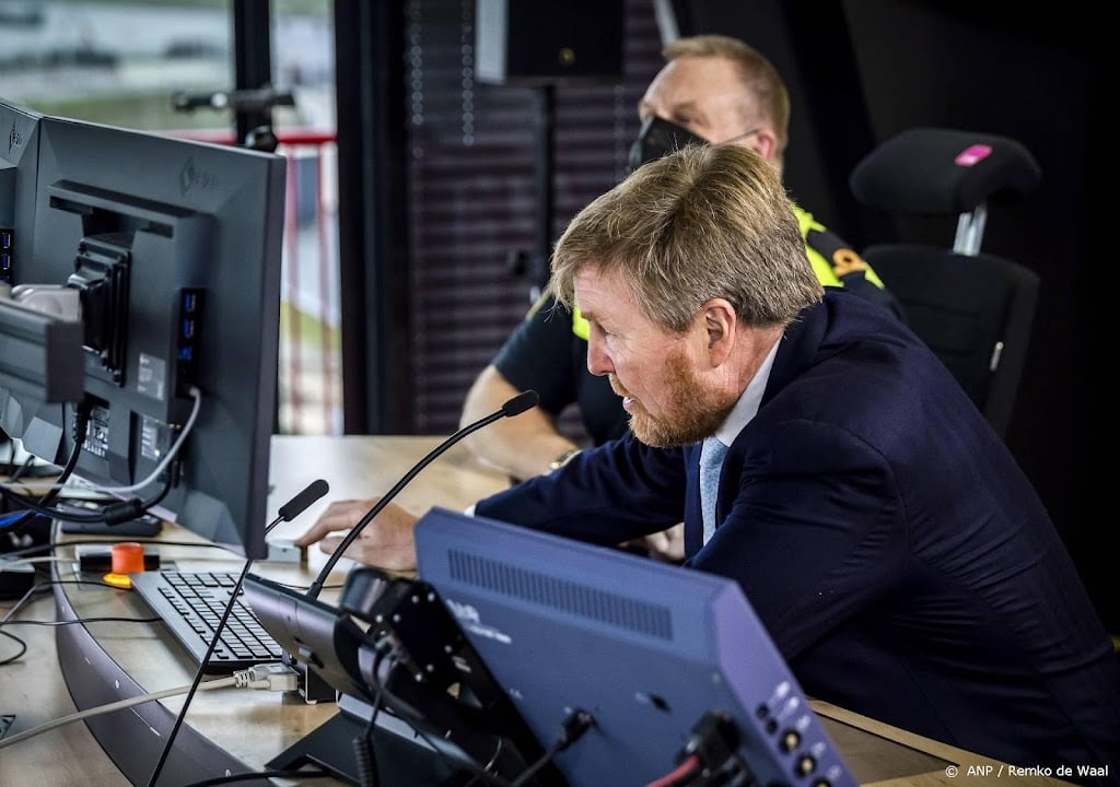 Koning Willem-Alexander opent grootste zeesluis ter wereld