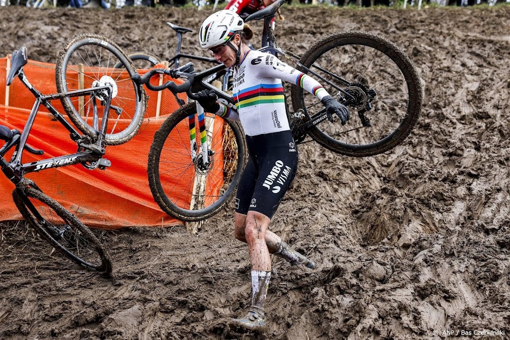 Vos verdedigt titel niet op WK veldrijden in Hoogerheide