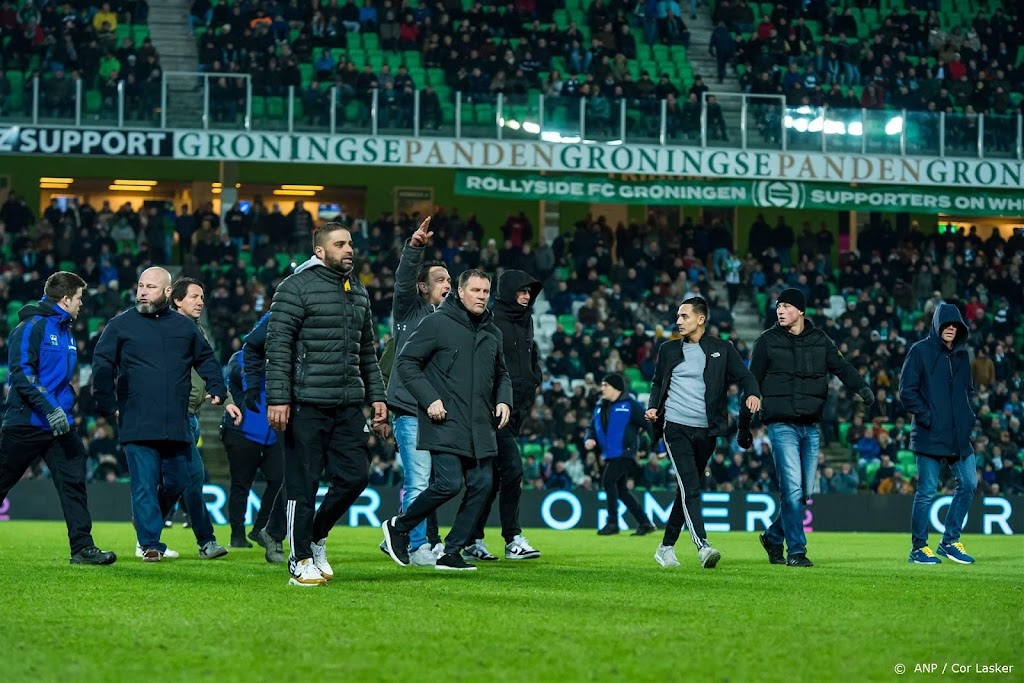 Duel tussen Groningen en Cambuur even stil na boze fans op veld