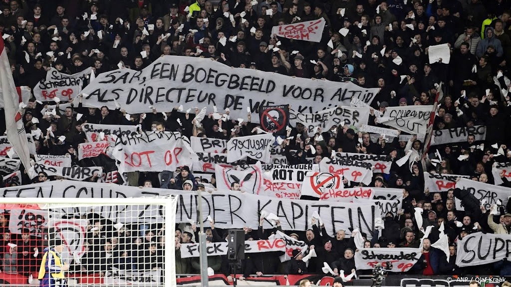 Ajax-fans uiten hun onvrede met spreekkoren en witte zakdoekjes 