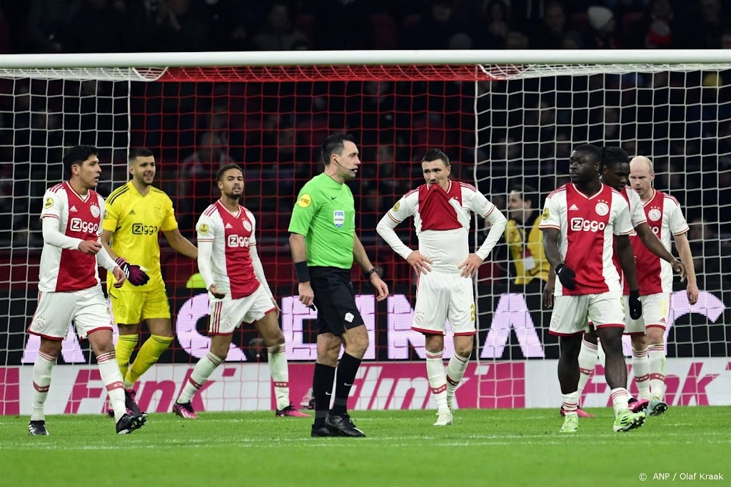 Ajax speelt gelijk tegen Volendam en evenaart negatief record  