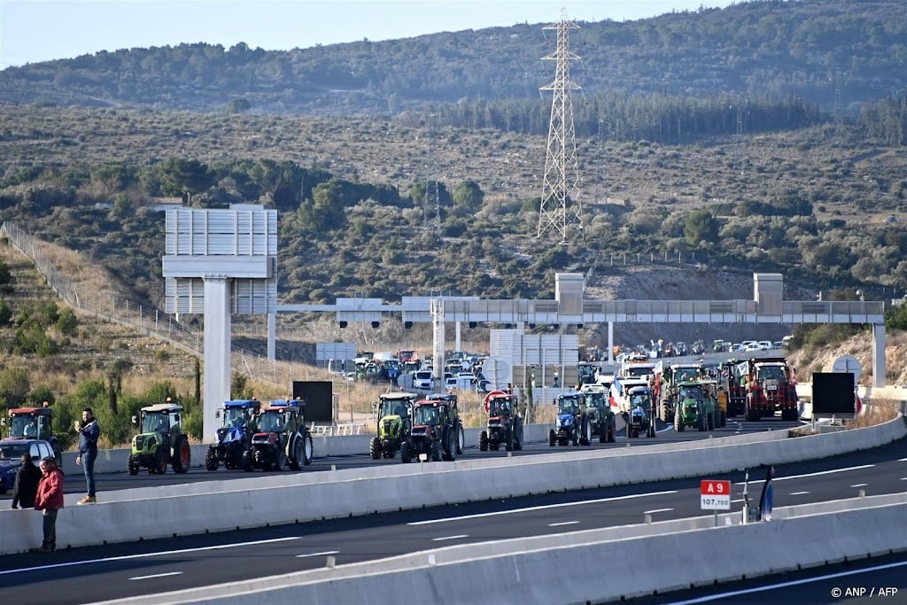 Franse boeren leggen verkeer plat in afwachting reactie regering
