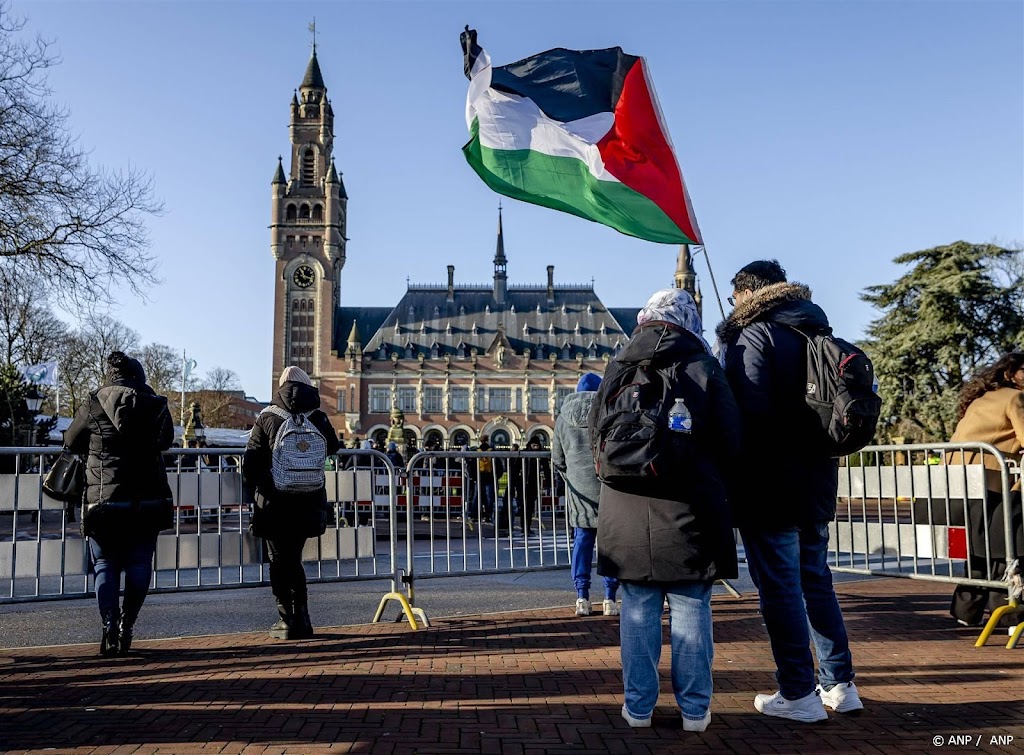 Mensen verzamelen zich voor demonstraties bij Vredespaleis