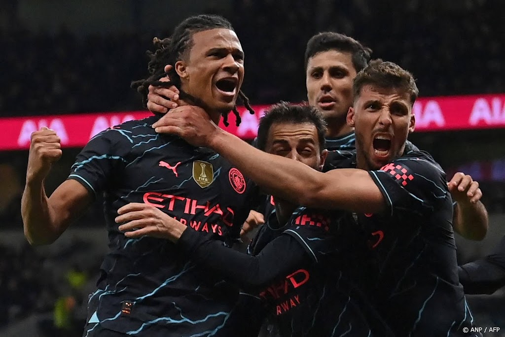 Manchester City door late goal Aké tegen Spurs door in FA Cup 