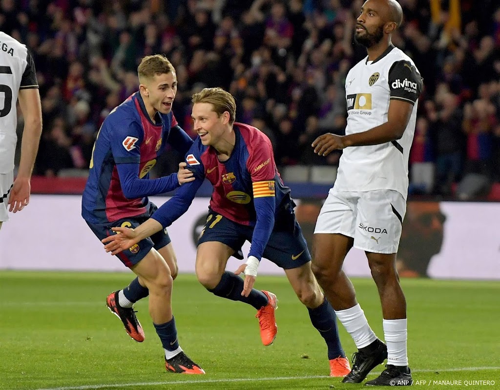 De Jong leidt FC Barcelona naar monsterzege op Valencia
