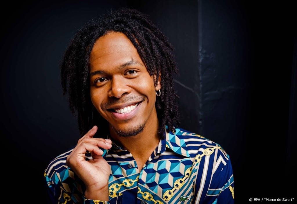 Jeangu presenteert songfestivalnummer in DWDD