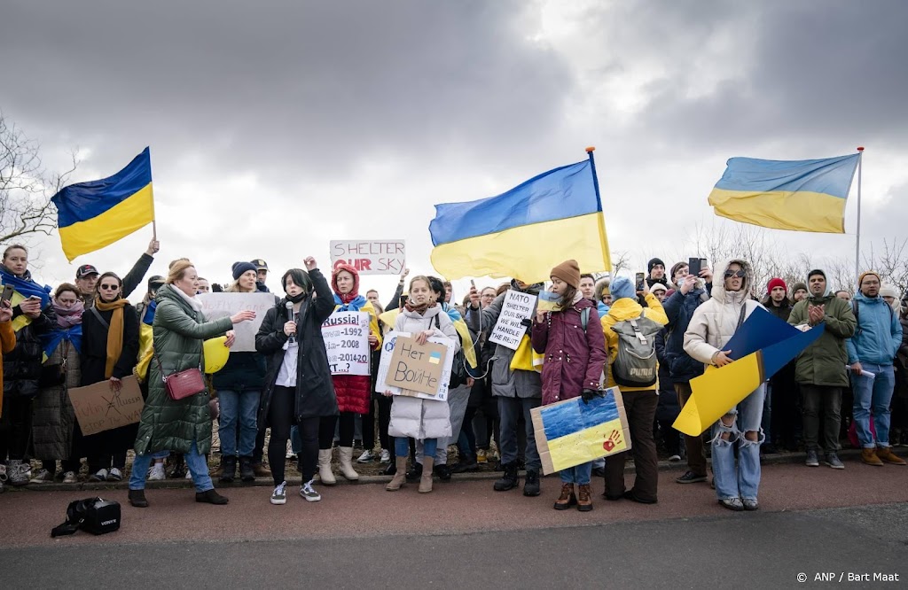 Honderden demonstranten betuigen in Den Haag steun aan Oekraïne
