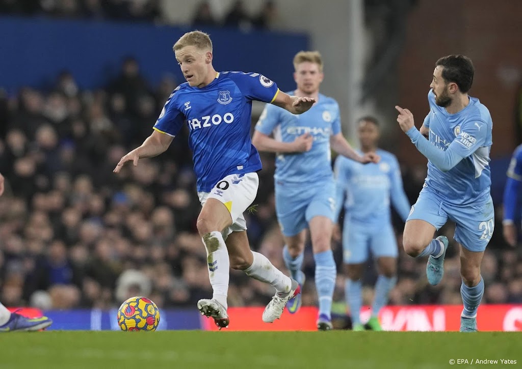 Middenvelder Van de Beek valt geblesseerd uit bij Everton