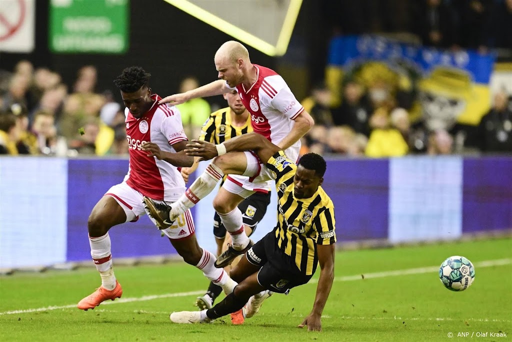 Ajax blijft met enige moeite in het spoor van koploper Feyenoord