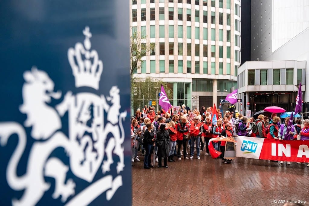 Rijksambtenaren staken 24 uur voor loonsverhoging