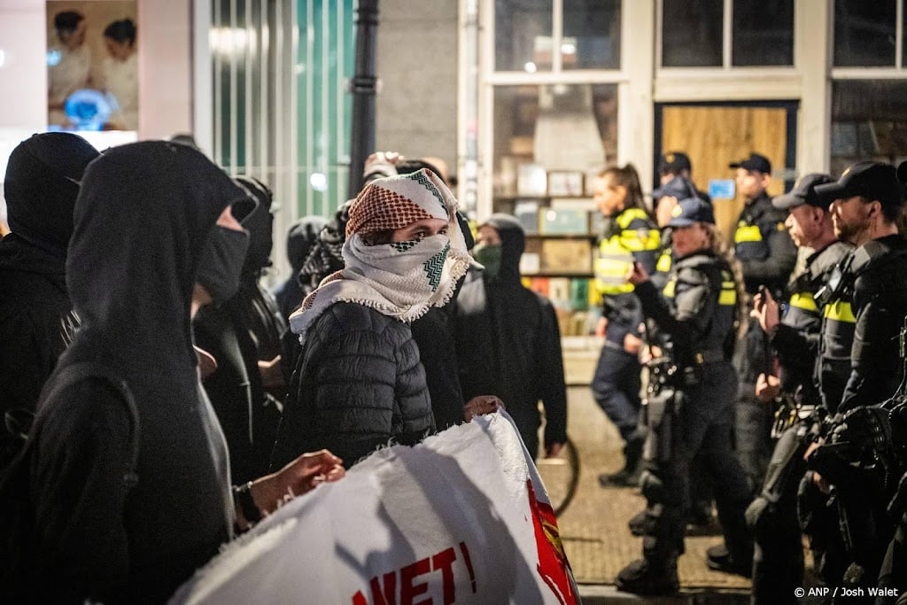 Groep antifascisten bij ACU in Utrecht om Defend Netherlands