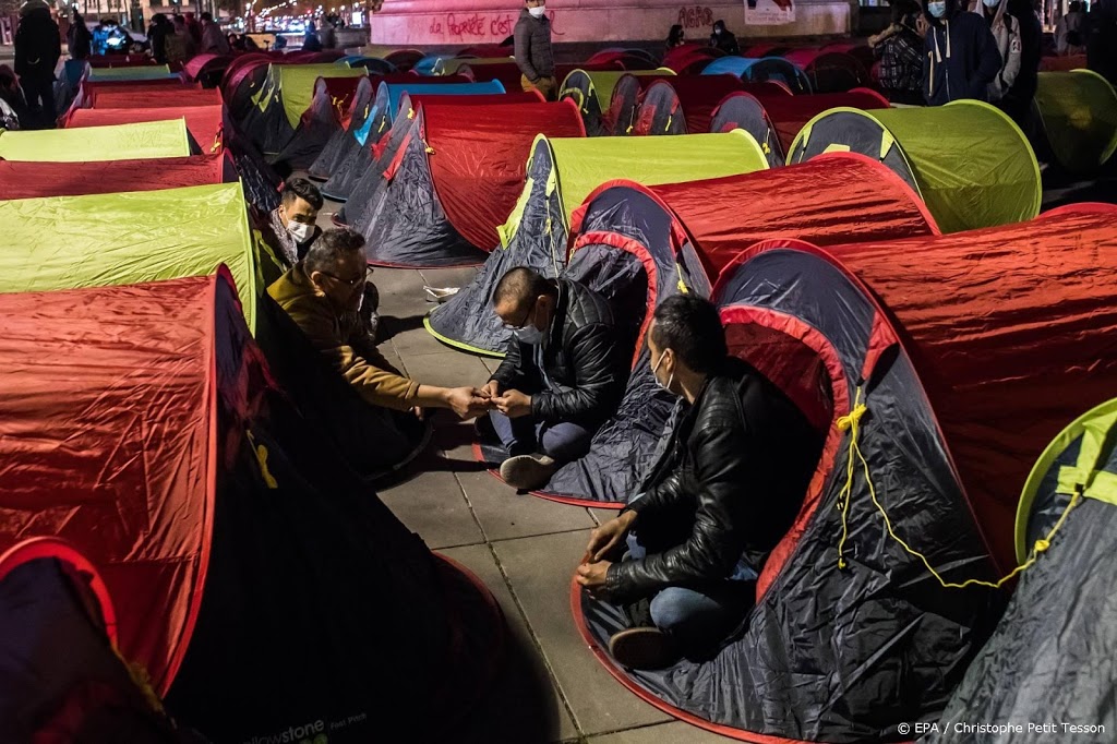 Dakloze migranten installeren zich op plein in centrum Parijs
