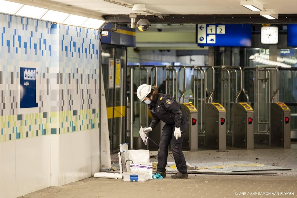 Veel schade door plofkraak Amsterdam-Zuid, treinverkeer verstoord