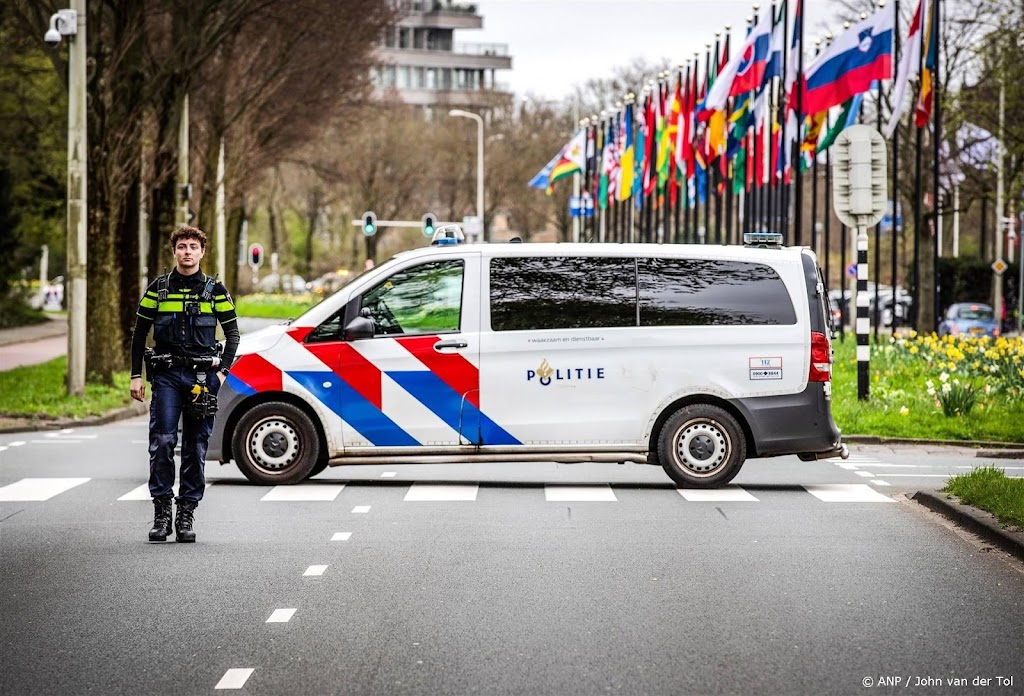 Verdachte gooien brandend voorwerp naar ambassade blijft in cel