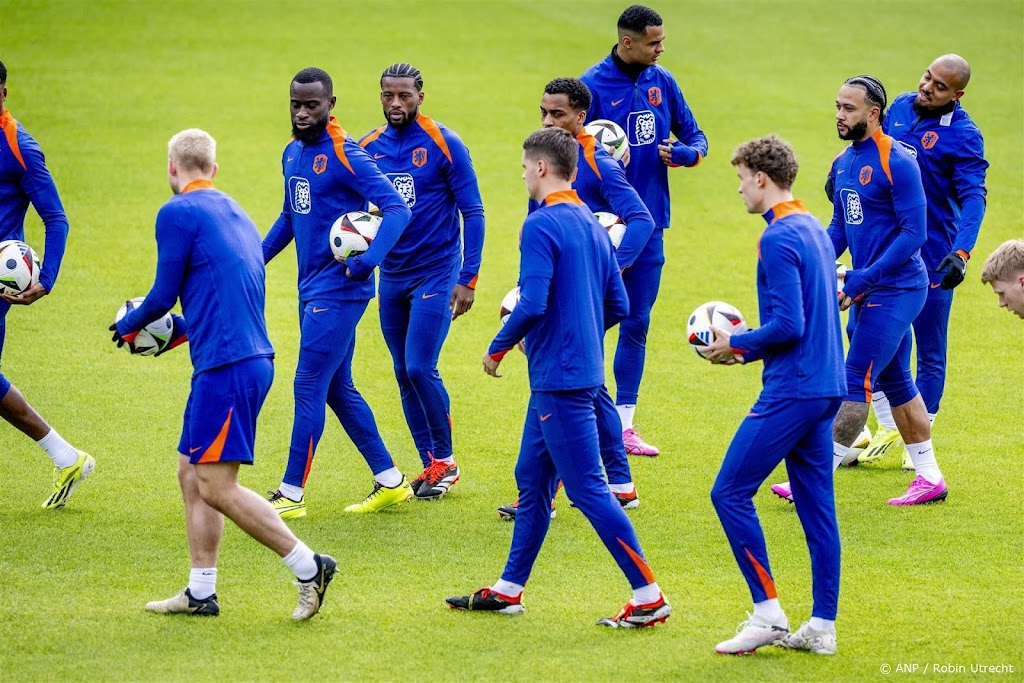 Oranje met zeven andere spelers tegen Duitsland 